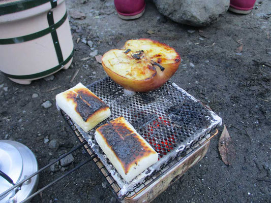 ちょっと焦げた餅と、焼きリンゴを作っています