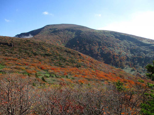 午後の光を浴び、紅葉が映える鉄山