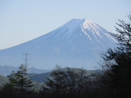 夕方の日の傾きで青い影を広げていく富士山