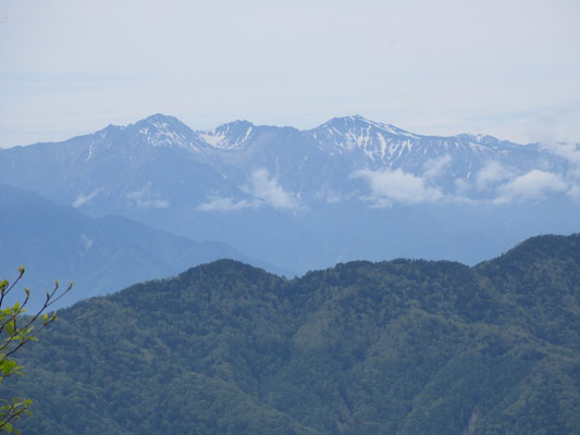 一番近くの残雪の山並みは中央ルプス　仙涯嶺の方が真っ白に見える
