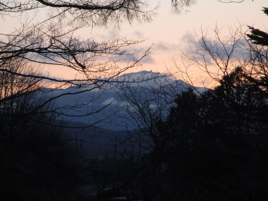 翌朝の散歩の時に見えた金峰山、そして山頂の五丈岩も　この眺めも周辺の伐採のおかげ