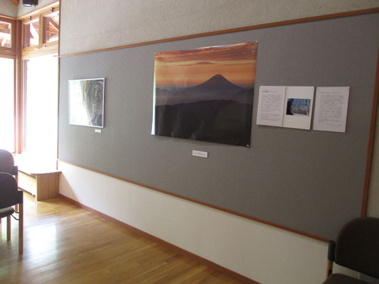 入った所には富士山（北岳肩の小屋から）の作品と鈴木さんのご挨拶が〜