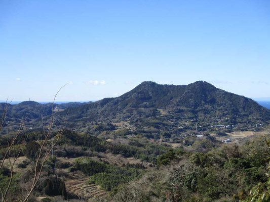 昨年登った富山です　双耳峰となっていてきれいに南峰、北峰が見えます