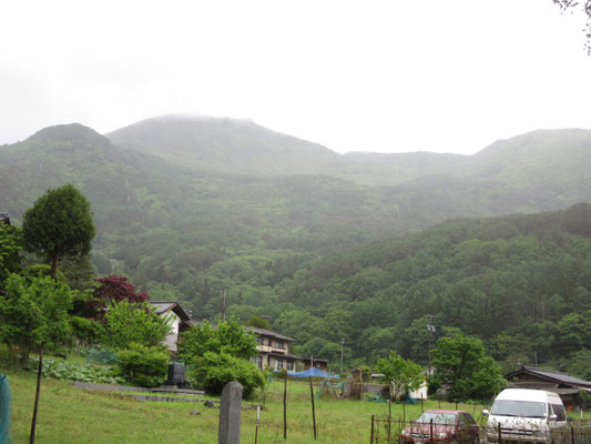 大鹿村村内を巡る　鳥倉山も雨で霞む