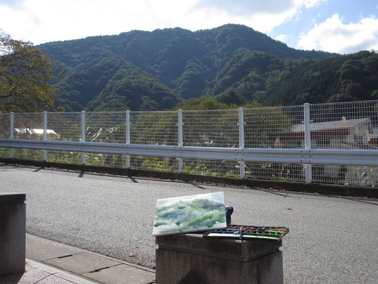 甲斐大和駅前で待ち時間を利用してスケッチ