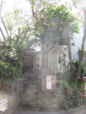 洋風というか何というか、映画館というよりとても変ったオシャレな建物　個人のお宅のようです