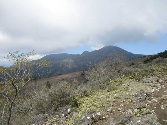 高原山　見晴らしコース一番の展望、釈迦ヶ岳を望みます