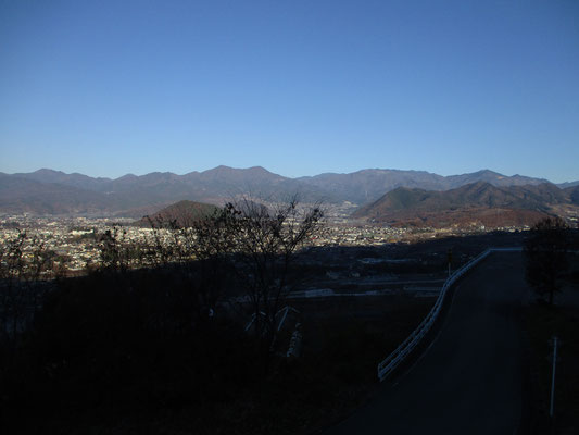 大快晴！　雲ひとつなく、駐車場からの展望も申し分なし　小楢山や金峰山方面もクッキリと見通せる