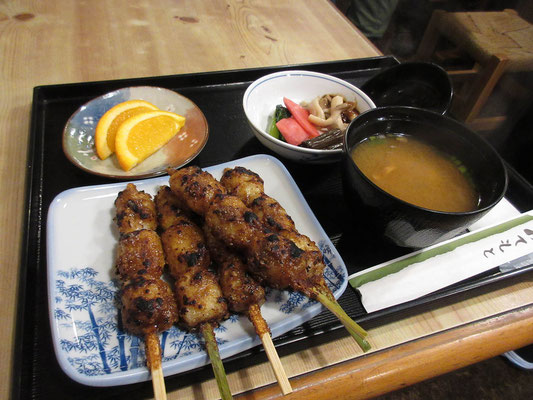 ちょっとご飯の粒粒が残る団子状の五平餅にクルミやミソの甘ダレ「五平餅定食」　美味でした！