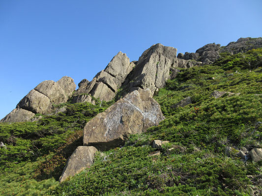 大きな岩だらけ