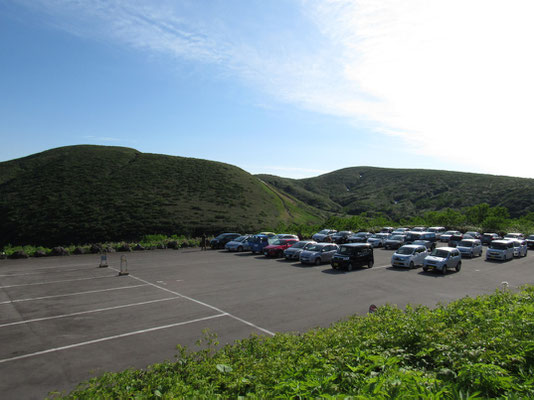 見下ろすと駐車場には次第に車が増えてくる　下山のときには林道の路駐も多くあり、多くの人が来ていたことが分かる