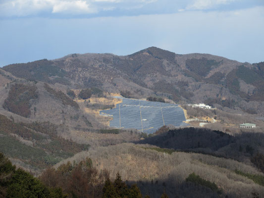 下界の見晴らしがきく所まで出ると、ガックリの太陽光パネルの地面　致し方ないが、なんとも…