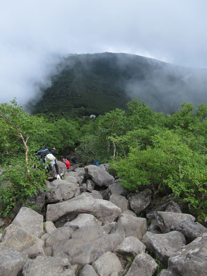 ずっと岩、岩　先ほど居た小屋の屋根が小さく見える