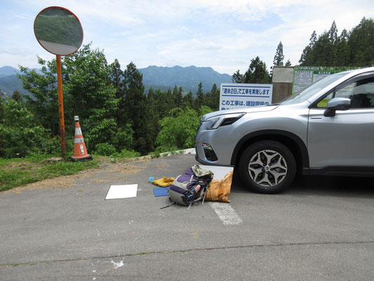 車の脇は工事現場らしく、擁壁がほぼ出来上がった場所　しかし向こうは壁が崖状に切れ落ちている