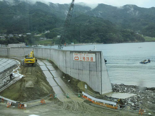 復興中の湾内工事「笑顔をつなぐ、ずっと・・・三陸鉄道」の横断幕が見えました