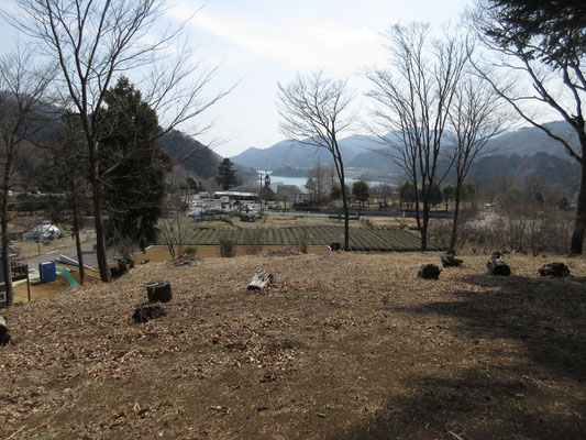 ひと登りで感じのいい「山頂」　鳥屋ふれあいの館や宮ヶ瀬湖が見える　