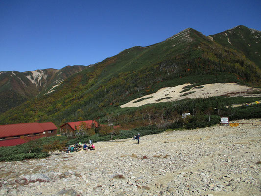 小屋のある乗越まで戻る　約400ｍの標高差だが、山頂との差は大きく感じる