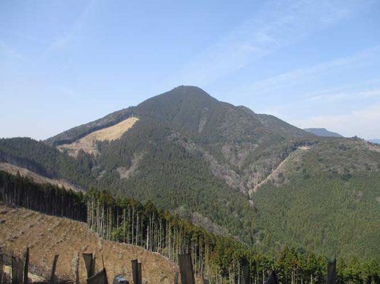 展望地から見る、まだ遠い八高山