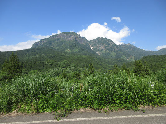 最後に車道から振り返った岩稜　駒ケ岳　鬼ヶ面山　鋸岳　