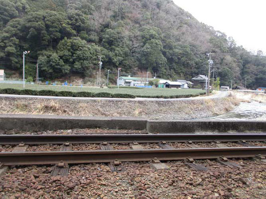 路線脇の川筋にも石組みが続きます