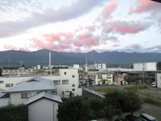 安曇野山岳美術館は２日間にわたっての飾付けで、豊科のルートインホテルに泊　ちょうど西向きの4階だったため、窓から常念岳方面の展望がよかった