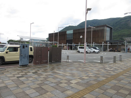 石和温泉駅到着　ここのシャトレーゼ出店にて、皆で納めのソフトクリームを食べて車窓の人となったのでした　リーダーKさん、そしてTさんMさん、ありがとうございました！