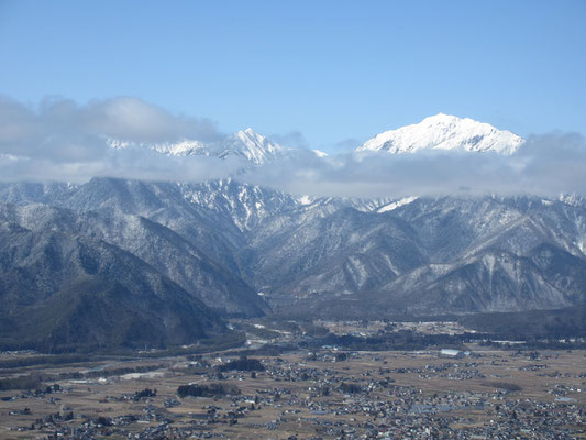 こうなると、先程登りの途中で思っていた鍬ノ峰のスケッチはどこぞへ　夢中になって蓮華を描き始める