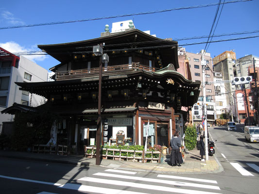 熱海は車で通ることが多かったので、旧商店街のこのような佇まいには目を引かれた