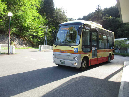 カワユイ神奈中のバス　中は座席が10席ほど　この15時台は小学生の通学の為に2本ありますが、あとは平日も午前に1本、午後にあと2本のみです