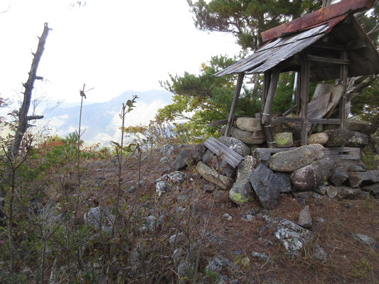 沢山の神具が出てきたお山であるとの事だが、ちょっと大変な姿の祠…