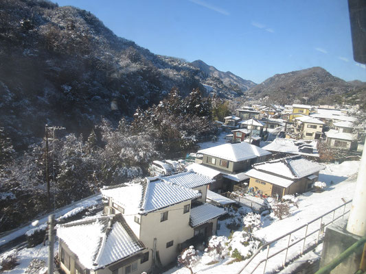 急速に天気が回復し、日差しの強さで眩いばかりの雪景色　