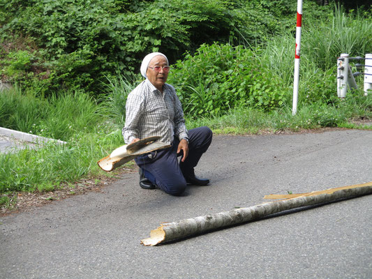 それも道路に出ると手際よく次々まとめて行きます