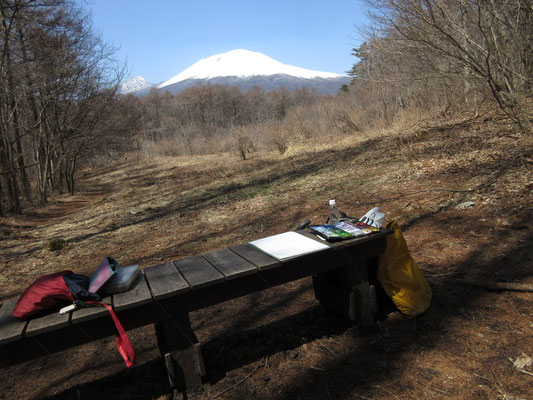 ちょうどいいベンチが一つ　そこに陣取ってスケッチ