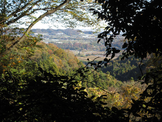 暫く登りを頑張るとベンチの休み場　そこからは好天で筑波山方面まで見通せた