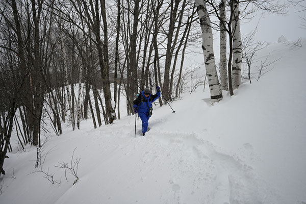 踏み跡がない雪のたまり場では太ももまで潜ることもあるくらい