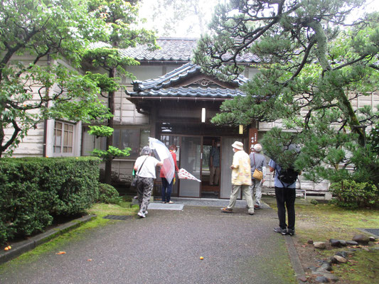 じっくり渡辺隆次さんの展示鑑賞後は、大倉さんのご案内にて周辺見学に出発　