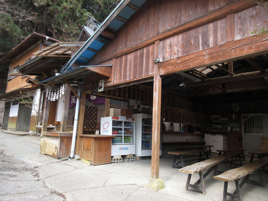 「神力坊」　ここから登詣道が始まる　この時は無人だったが、飲み物などは売られていた