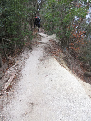 寒いので、あまりゆっくりもせずに下山開始　このように登山道が真っ白な場所もある　まるで山梨の昇仙峡とか甲斐駒のようだ