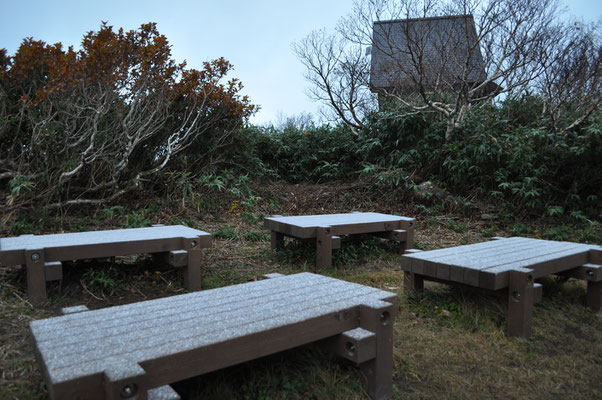 うっすらとベンチに雪が…