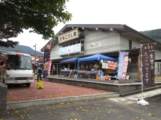 当日はなにやら周辺各地のこけし大集合のイベントの日だったらしく、朝一番から人がわんさか居て、しかも会館前で行列を作って並んでいる　聞けば、コロナで入場制限をしている番号札の順番待ちとのこと　会館内では各地のこけし師が実演もしているとの事　気持ち的には見たかったが、さすがに行列に並ぶほどの余裕はなかった