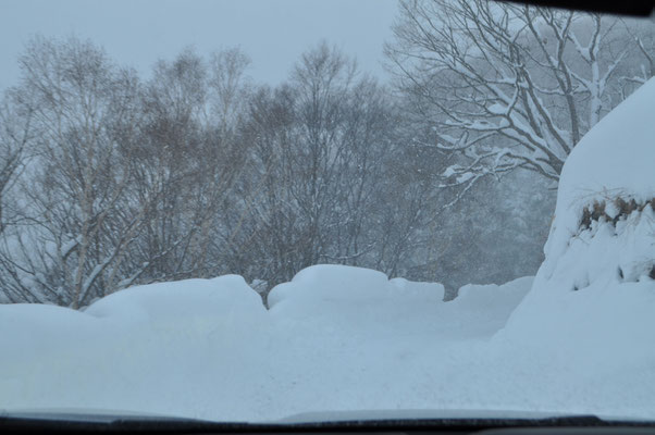 最後の道は私道のような場所で、片側は崖で切れ落ちている　雪で見えない分、足元だけに集中してひらすら進むが、逆に翌朝見通しが良くなるとちょっと怖い感じ