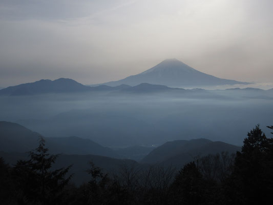 ご来光の時とは雰囲気が変わった富士山