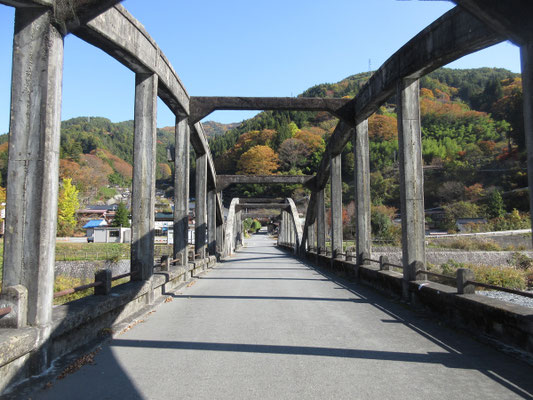 渡っていきます