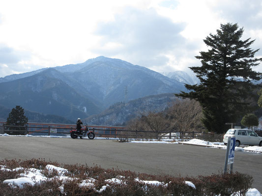 下山後は宮ヶ瀬湖北側にある鳥居原園地まで足を伸ばし、雪景色の丹沢を楽しむ　大きな三角錐は本間ノ頭