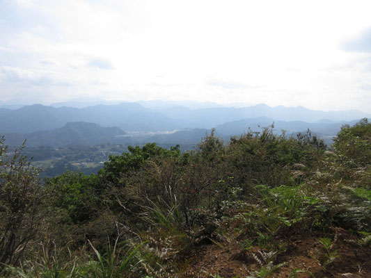 少し霞んでいたが、中央本線方面の景観　山頂は展望がよい