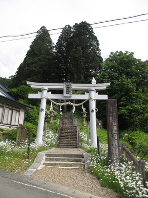 岳の集落に着いて、早池峰神社本宮に詣でる