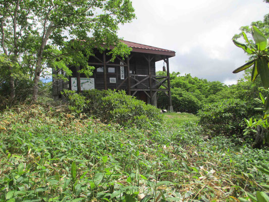 山頂付近に建つ「しゃくなげ荘」