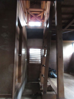 ピンボケだが、小屋内の二階へのハシゴ　垂直だし狭いのでザックの上げ下ろしが大変
