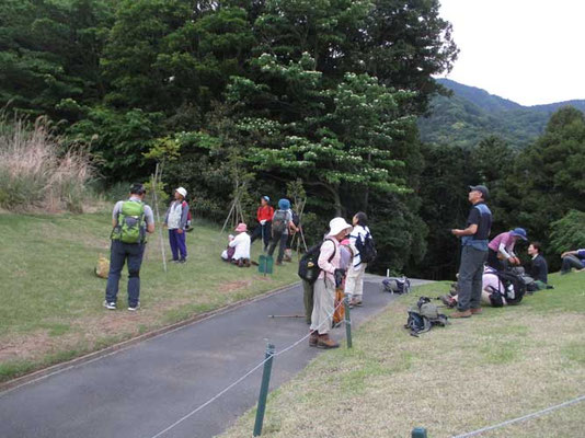 無事、下山口のゴルフ場に到着してホッとしている会員たち