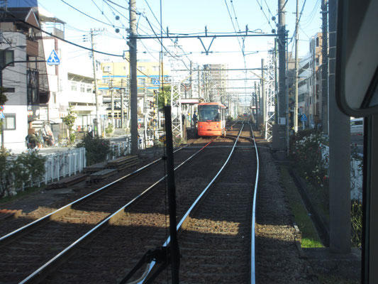 住宅地のなかをバスとも違う、けれど細かく停車しながら地元の人たちの足となっているのがよく分かる　人口の多い都内だからこそだろうが、スロープで登れる低いホームは足の悪い人、高齢者、ベビーカーなどの人にも優しく且つ便利　理想的な都会の移動手段と感じる